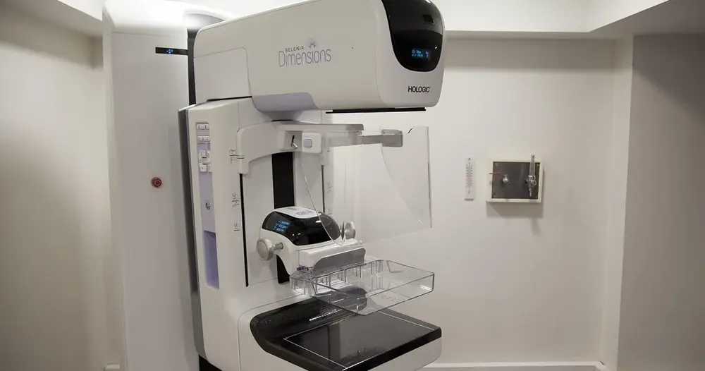 Aparelho de mamografia em uma sala clara