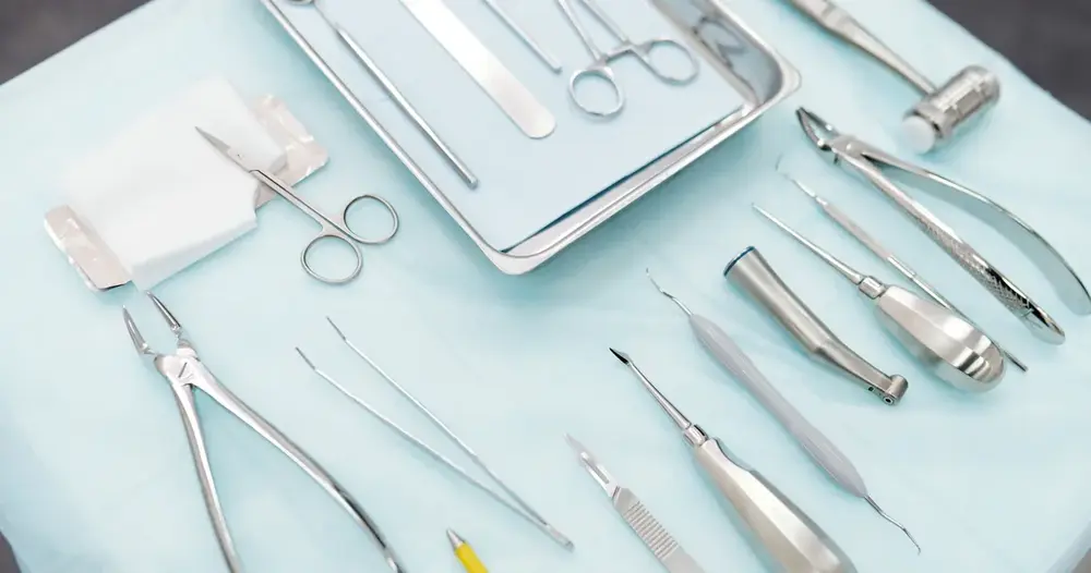 Instrumentos de cirurgia oral sobre campo azul em uma das clínicas de cirurgia oral menor em Taguatinga