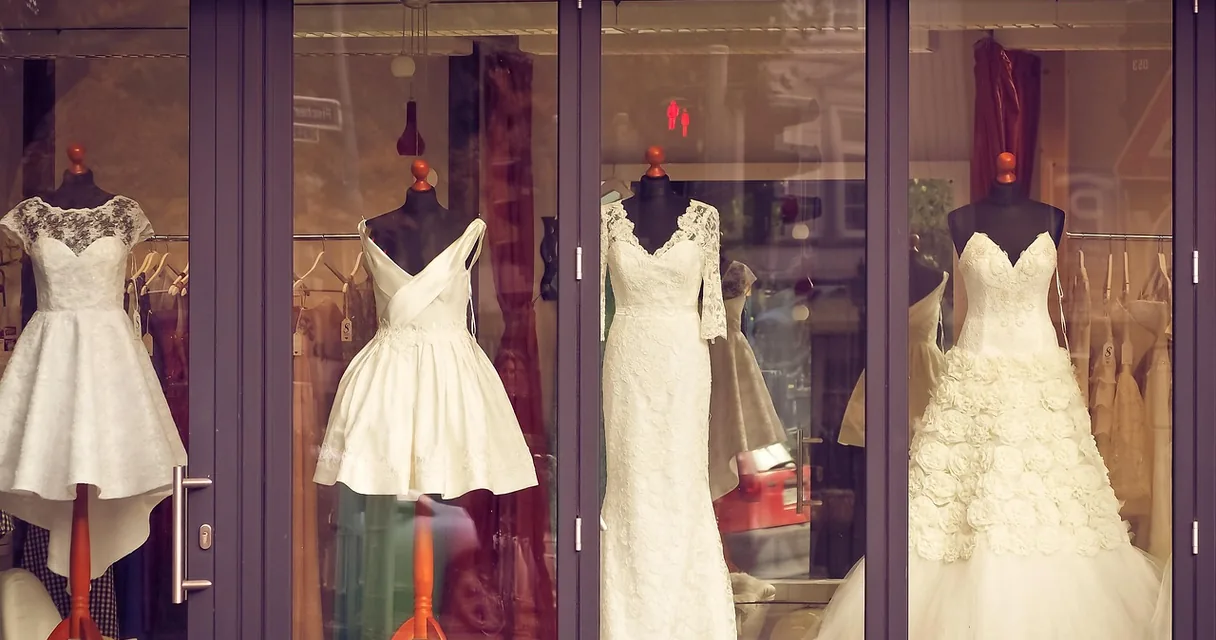 Manequins com vestidos de noiva em uma vitrine