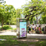 Mídia regenerativa digitaliza cidades via dados e DOOH