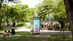 Mídia regenerativa digitaliza cidades via dados e DOOH