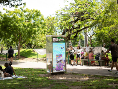 Mídia regenerativa digitaliza cidades via dados e DOOH