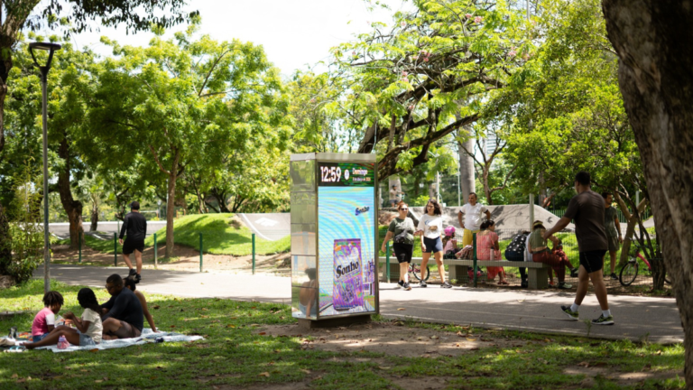 Mídia regenerativa digitaliza cidades via dados e DOOH