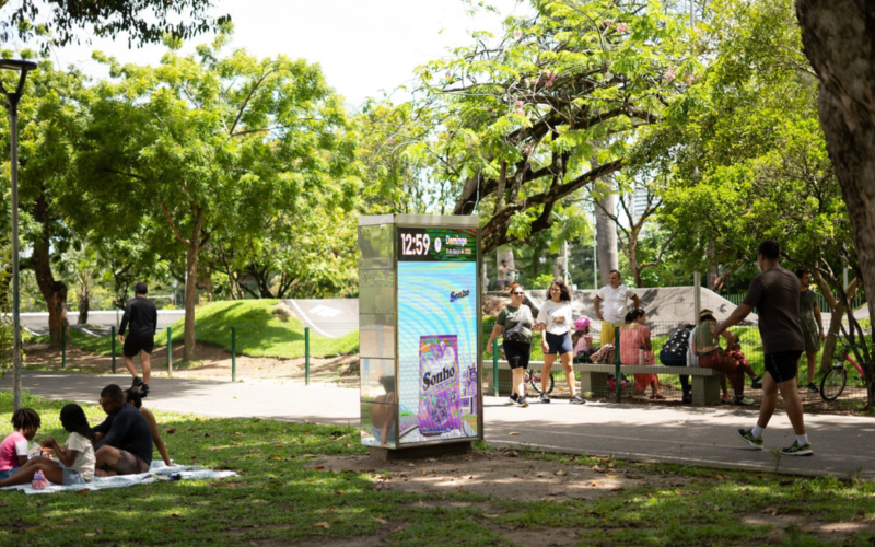 Mídia regenerativa digitaliza cidades via dados e DOOH
