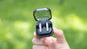 Galaxy Buds 4 por R$ 1.205: cupom dá R$ 411 de desconto
