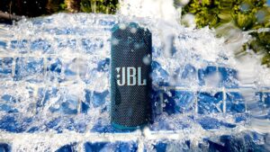 JBL Grip cai para R$ 334 na Amazon com 14h de bateria