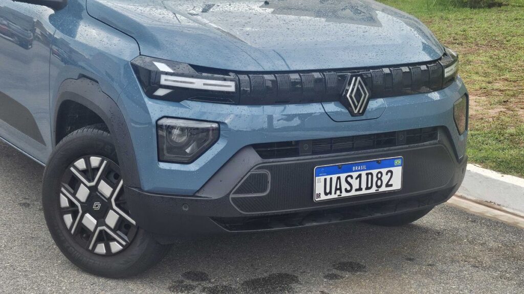 Kwid E-Tech usado tem preço no chão e rivaliza BYD Dolphin