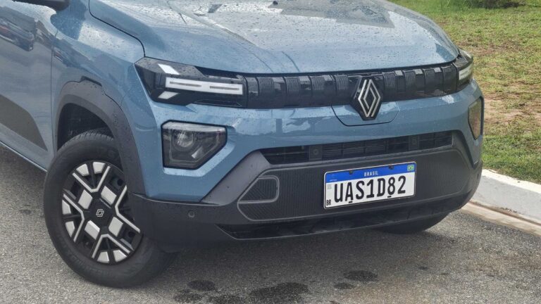 Kwid E-Tech usado tem preço no chão e rivaliza BYD Dolphin