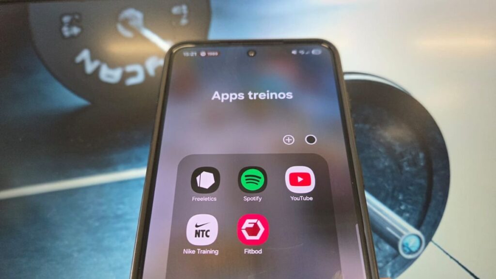 Melhor app para treinar em 2026: Spotify, YouTube ou Peloton?