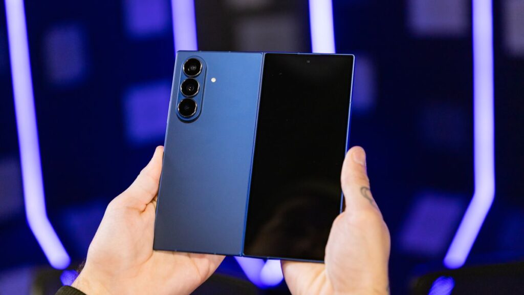 Samsung Z Fold 8 Wide terá duas câmeras e tela maior