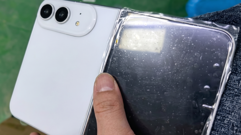 iPhone Fold branco aparece em novo vazamento